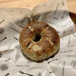 ベーカリー燈 - 黒ごまと栗とクリームチーズ ¥380