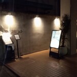 MENSHO - 夜の外観。