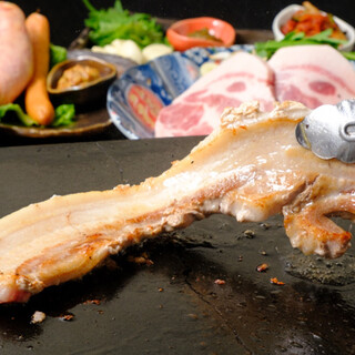 沖縄流サムギョプサル◆石焼プレートで焼き上げた島豚を堪能