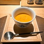 炭割烹 新谷 - 熊野地鶏と岡山県産ホワイトマッシュルームを使った金時人参のポタージュ