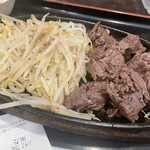 東京厨房 - 150gです。肉はまさに典型的なハラミです。別盛りのタレにつけて食べます。タレはにんにくと胡椒が効いたやや塩辛いタイプ。ご飯が欲しくなる塩味ですw