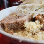 ラーメン二郎 - 豚の厚み（氷山の一角）