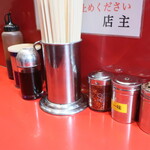 ラーメン二郎 - 卓上調味料