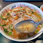 ゲウチャイ - トムヤムだけに、酸っぱ辛い スープですが、辛さはかなり控えめ