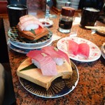 すし弁慶 - 左上　トロビンチョウ　右真ん中　マグロ　左下　中トロ