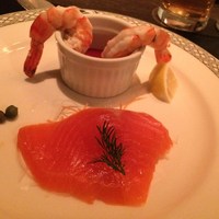ロウリーズ・ザ・プライムリブ 恵比寿ガーデンプレイス店 - 前菜：シュリンプカクテル＆サーモン