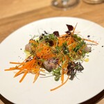 tens. - 寒鰆をただの刺身でカルパッチョにするのではなく、炭火焼きの香ばしさ奥行きがあります。
      鰆自体がふうわりと柔らかくて、脂乗りもいいので、キャロット・ラペや柑橘の爽やかさでバランスが見事。