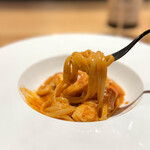 tens. - ボタンエビと足赤海老の頭で取ったビスクが、濃厚〜♪
            足赤海老の身は締まっていて、贅沢感丸出しのリングイネ(^^)
            前回はオマールでしたが、この海老シリーズ好きです。