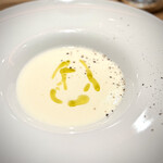 tens. - カリフラワーのぼんやりした味わい（褒めてます）が、そのまま良く出ていて、優しいポタージュ。
            美味しい♪