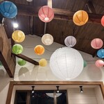 炭火と煮込み ひとたらし - カラフル、ポップな店内