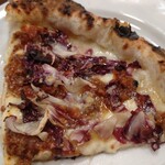 ピッツェリア ファッブリカ 1090 - ボロネーゼ(ミートソース、トレビス、燻製チーズ、モッツアレラ、バジル)