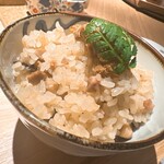 炭割烹 新谷 - 〆の地鶏ときのこを使った炊き込みご飯 柔らかく炊いた鶏と柚子の肉味噌添え ◎葉山椒が効いててめっちゃ美味い！
