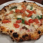 ピッツェリア ファッブリカ 1090 - ロマーナ(アンチョビ、ミニトマト、モッツアレラ、バジル、オレガノ、少しのトマトソース）