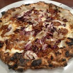 ピッツェリア ファッブリカ 1090 - ボロネーゼ(ミートソース、トレビス、燻製チーズ、モッツアレラ、バジル)