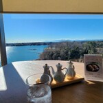 掬水亭 - ドリンク写真:席からの眺め　多摩湖