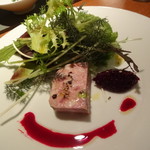 アバロッツ - 地鶏のテリーヌ
      有機サラダ、ビーツとハーブ