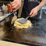 いか玉屋プラスアルファー - 山盛りキャベツをひっくり返す　飛び散ってへんのすごいね