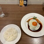 洋食コノヨシ - お父ちゃんのハンバーグ、付け合わせナポリタンが嬉しい
