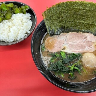 横浜家系らーめん ぼうそう家 - 料理写真:のり増しラーメン(半麵・玉子サービス)&ライス！