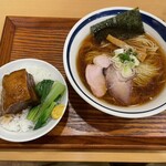 麺道 ひとひら - 角煮丼（限定）
      醤油らぁ麺