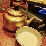 とん豚テジ - 生マッコリ ボトル