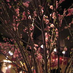 テーブルの上には、大きな桃の花