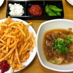 なか卯 - ちょい呑みセット￥1000内容はドリンク、お通し（漬物）、先付け三点セット、フライドポテト、牛すじ煮込み
