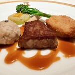 アピシウス - 3種類のお肉の盛り合わせ（仔牛のパネ、牛ロースのステーキ、ほろほろ鳥のブーレット