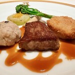 アピシウス - 3種類のお肉の盛り合わせ（仔牛のパネ、牛ロースのステーキ、ほろほろ鳥のブーレット