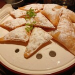 上菜 - デザート(表面は粉砂糖、中はしょっぱいチーズ)