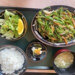 喰囍炒 - チンジャオロース定食……あれ？すごく緑緑してる(笑)なんか違和感あるからメニュー見返したらラーメンでなく味噌汁だった！セットと定食があるみたい( ；꒳​；  )