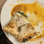 ISENTEI - スペイン風鶏煮込みソースにピザを浸ける