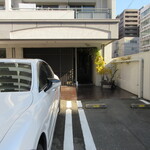 近松 - 暖簾が出るのを待ってます