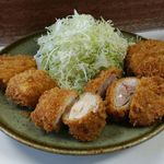 とんかつ美よし - Ａ定食　800円。白身の魚フライは２個で臭みもなくサクッとした食感の後柔らかい。チキンカツはあっさりとしていながらも存在感があり美味しい。ヒレカツも美味しい。コストパフォーマンスのよさが前面に。