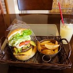 グレイン ダイナー - ダブルアボカドバーガーとポテト、ドリンクのレギュラーセット