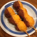 かぶら屋 - じゃが串(1本110円)：ソースが半分かかってます。芋はもっちりで食感良かったですが、旨味が薄かったです。