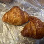 ミニヨン - 料理写真:プレーン１００ｇ226円。  甘いシロップがかかった軽い食感が人気のミニサイズのクロワッサンです。