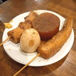 かぶら屋 - 黒おでんの盛り合わせ：計4品でした。手前のはハンペンです。