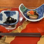 鮨だい寅 - 煮物と黒豆！！めちゃ黒豆美味しい