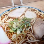 丸デブ - 醤油で煮た脂身の無い
            変質感や変な味わいは、限りなく無い
            シッカリとした食感の、もも肉チャーシューとなる