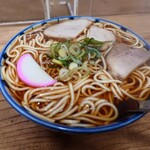 丸デブ - チャーシューとかまぼこ、ネギ
            が具材となり、シンプルな構成
            
            軽く生姜の締まり感を感じる
            麺つゆに似た味醂の甘みと、節の旨味の刺激感のある
            スッキリとした醤油のスープ