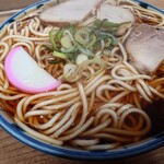 丸デブ - AIには鶏ガラも使われていると書かれていたけど
            僕にはその味わいがよく分からない？
            確かに丸い脂はほんの少し浮いているけど
            ラーメンスープというよりも
            そうめんつゆの味わいに近いと思えるんだけどなあ？