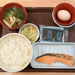 すき家 - 料理写真:鮭定食 600円 , たまご 90円