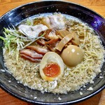 虎一番 - 背油醤油ラーメン+煮たまご