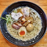 虎一番 - 背油醤油ラーメン+煮たまご