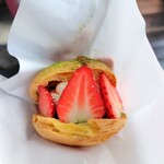 木下茶園 - 苺と抹茶のシュークリーム