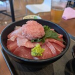 まぐろレストラン - 食べ比べ丼