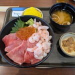 まぐろレストラン 稲沢店 - 紅白丼(みそ汁、小鉢付き)