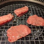 黒毛和牛タンとハラミ 焼肉龍 - 