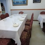 MAI LAN - お店は地元の方のみならず日本人の観光客で賑わってましたが私達は予約を入れてたんでテーブル席を使わせていただいて食事です。
            
            